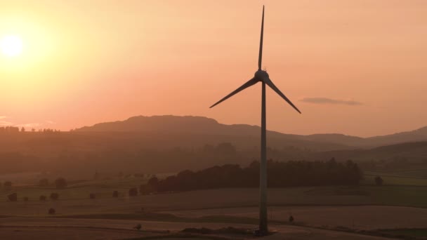 Windkraftanlage Auf Dem Bauernhof Während Eines Sommerlichen Sonnenuntergangs — Stockvideo