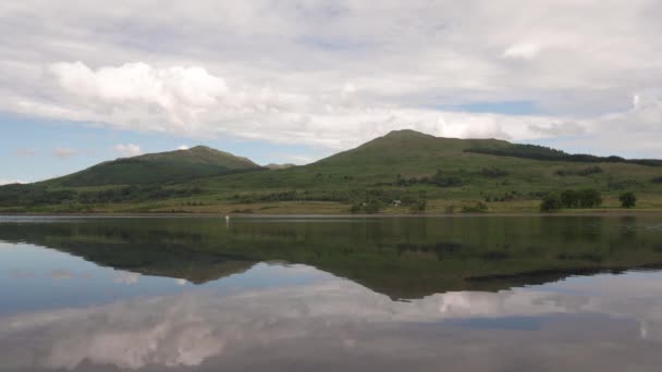 Green Hills Con Lago Tranquilo Frente — Vídeos de Stock