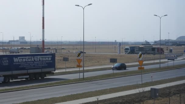 Convoy Camiones Escolta Policial Que Lleva Ayuda Polonia Ucrania — Vídeo de stock