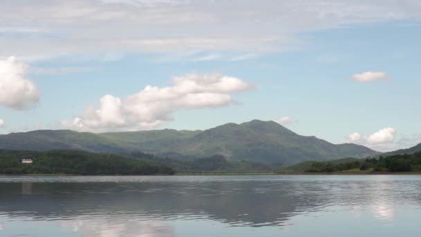 Paisaje Escocés Tranquilo Loch — Vídeo de stock