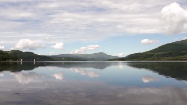 Tranquilo Lago Escocés Con Reflejos Del Cielo Agua — Vídeos de Stock