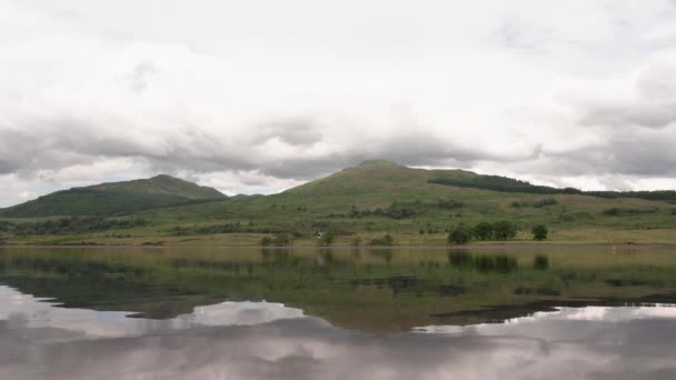 Skotsk Loch Med Spegling Hills Water — Stockvideo