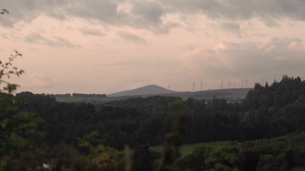 Ländlicher Hang Mit Windrädern Abendlicht — Stockvideo