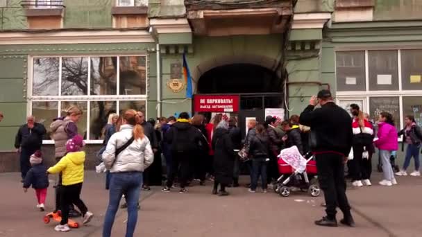 37Th Day War Russia Ukraine People Odessa Queuing Humanitarian Aid — Stock Video