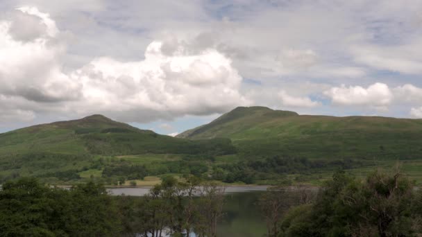 Scottish Hills Con Loch Continuación — Vídeo de stock