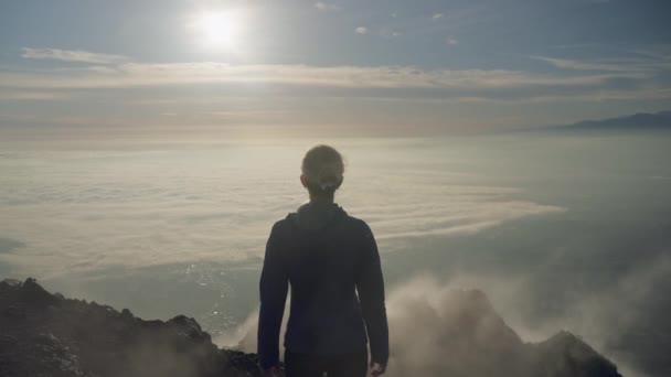 Detrás Rubia Excursionista Observando Mar Nubes Desde Alto Volcán Durante — Vídeos de Stock