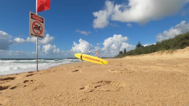 Opname Van Een Leeg Australisch Strand Met Surf Waarschuwingsvlaggen — Stockvideo