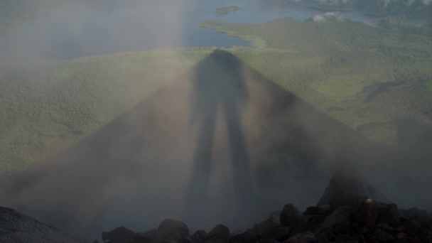 Silhueta Pessoa Topo Vulcão Arenal Efeito Santo Sombra Montanha Nascer — Vídeo de Stock