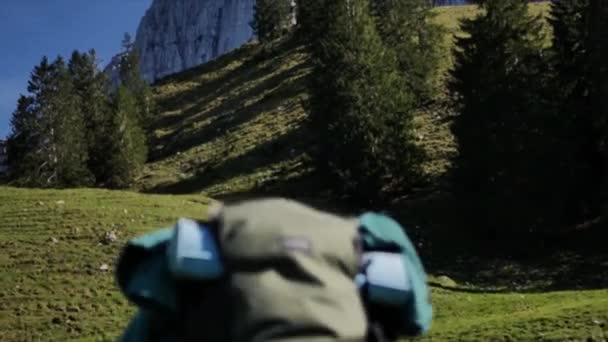Backpacker Trekking Montanha — Vídeo de Stock