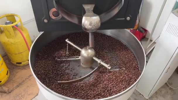 Grains Café Spécialité Filant Sur Refroidissement Plateau Mélange Vitesse Régulière — Video