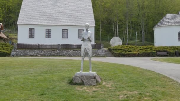 Gimbal Shot Walking Smoothly Nikola Tesla Statue Garden House — Stok Video