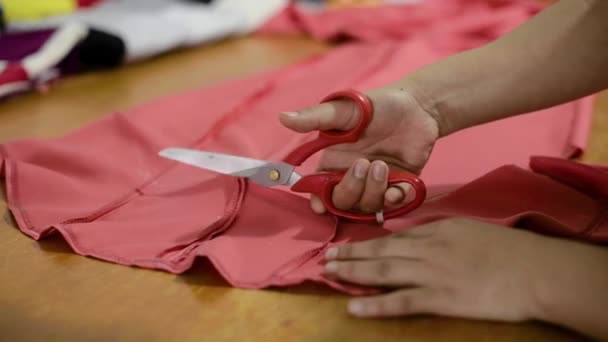 Couturière Latine Couper Une Robe Pour Les Ajustements Aide Ciseaux — Video