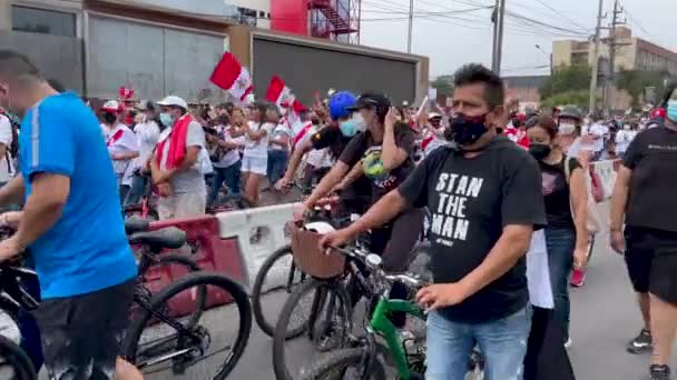 Záběry Pěších Cyklistických Protestantů Proti Peruánskému Prezidentu Pedru Castillovi Kteří — Stock video