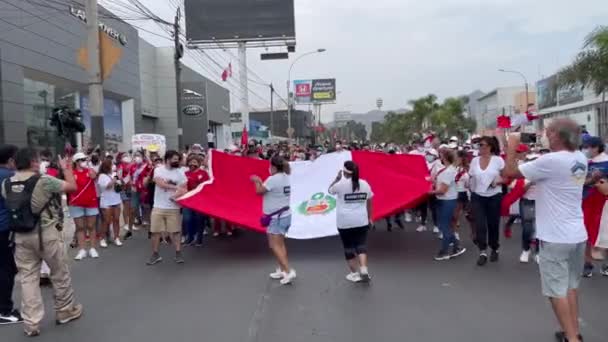 Eine Stationäre Aufnahme Von Protestlern Gegen Den Peruanischen Präsidenten Pedro — Stockvideo