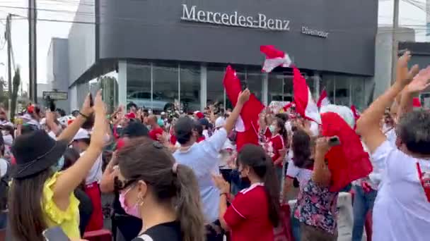 抗议秘鲁总统佩德罗 卡斯蒂略凌晨2时至11时59分实施宵禁 以避免因燃料和化肥价格飙升而引发的抗议 — 图库视频影像