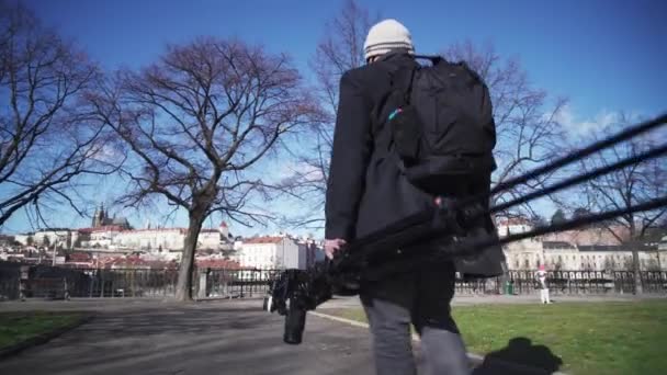 Photographer Cameraman Walks Camera Tripod Viewpoint Prague Castle Sets Camera — Vídeos de Stock