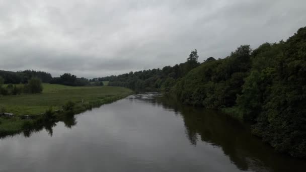 Drohnenaufnahme Eines Großen Flusses Mit Einem Spiegelbild Darauf — Stockvideo