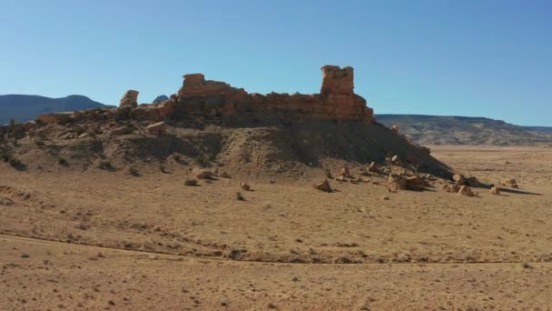 Car Races Desert Dirt Road Southwest Rock Formation — Stockvideo