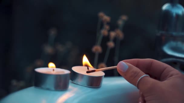 Γυναίκα Ανάβει Κεριά Στην Μπανιέρα Στη Φύση — Αρχείο Βίντεο