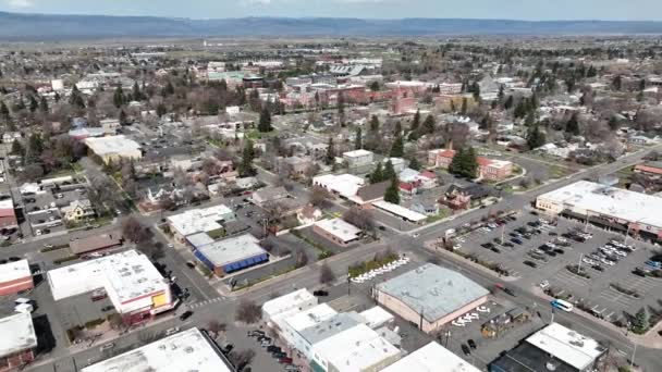 Cinematic Drone Dolly Out Shot Central Washington University Város Ellensburg — Stock videók