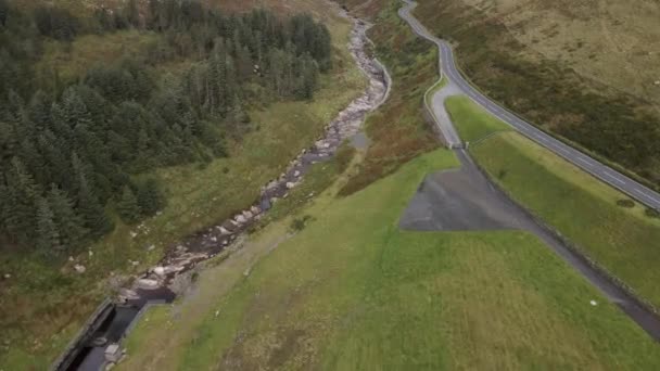 Drone Tiro Revelando Vale Com Grande Córrego Fluindo Através Dele — Vídeo de Stock