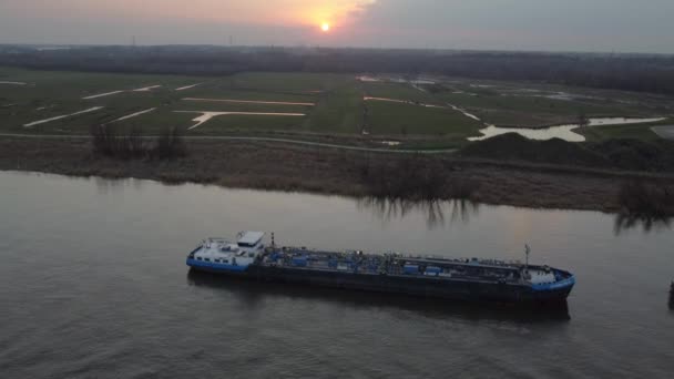 Industriële Vrachtboot Aangemeerd Lokale Pier Van Schelde Antenne Zonsondergang Uitzicht — Stockvideo