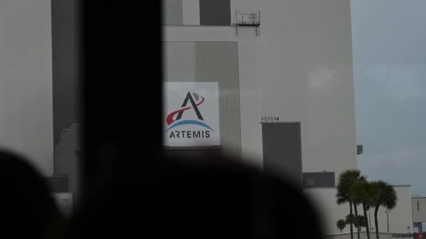 Panneau Fusée Lourd Artemis Nasa Sur Bâtiment Centre Spatial Jfk — Video