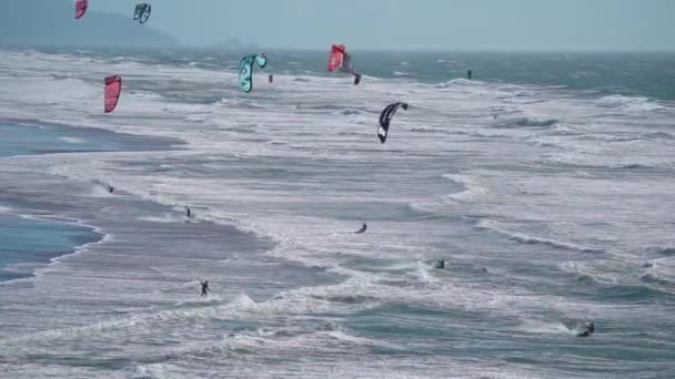 Aerial Szerokie Ujęcie Pokazujące Grupę Profesjonalnych Kiteboarding Kite Surfer Zabawy — Wideo stockowe