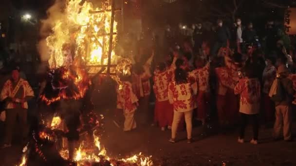 Feu Joie Flamboyant Alors Que Les Villageois Dansent Autour Sagicho — Video