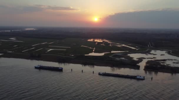 Barcos Transporte Industrial Campo Inundado Bélgica Durante Pôr Sol Vista — Vídeo de Stock