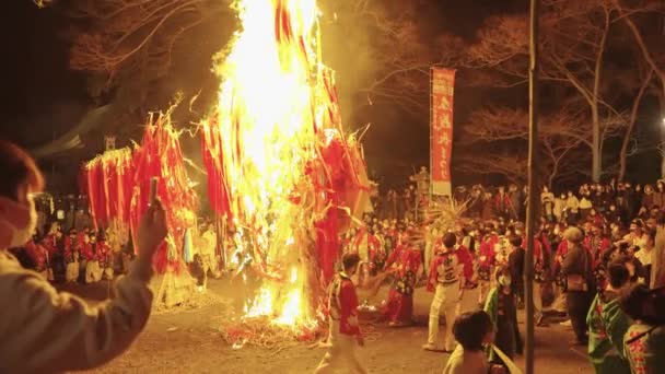 Ogromne Ognisko Płonących Pływaków Japońskiego Festiwalu Sagicho — Wideo stockowe