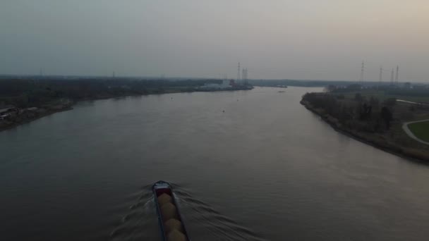 川のシェルト 空中ビューでの汚れセーリングのヒープを持つ大規模な貨物船 — ストック動画