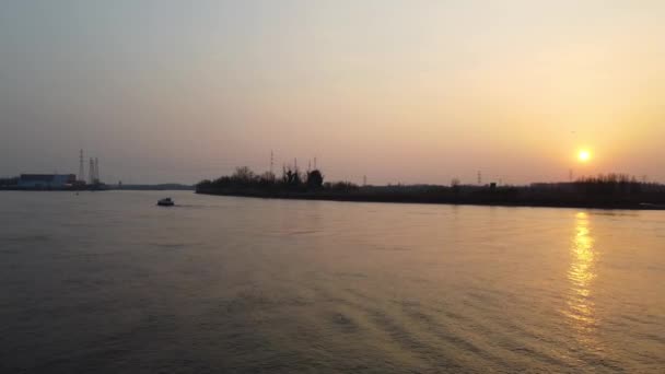 Barco Solitário Navegando Rio Scheldt Durante Pôr Sol Vista Aérea — Vídeo de Stock