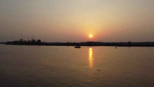 Silhouet Van Een Boot Die Bij Zonsondergang Door Schelde Vaart — Stockvideo