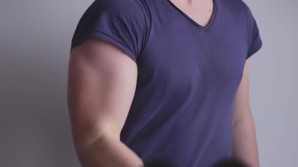 青半袖Tシャツでビセップカールをやって若いフィット男 — ストック動画