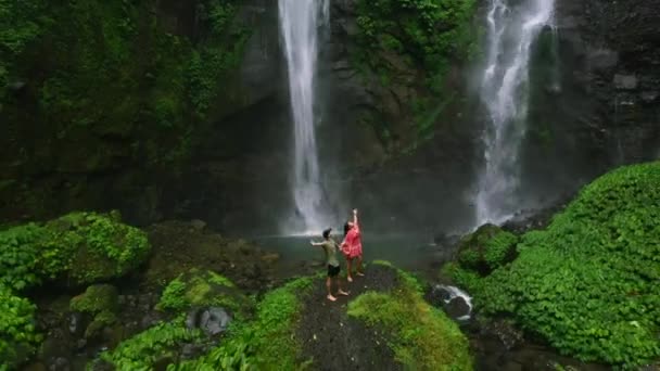 Kuzey Bali Endonezya Daki Genç Çift Tropikal Bir Ormanın Ortasında — Stok video