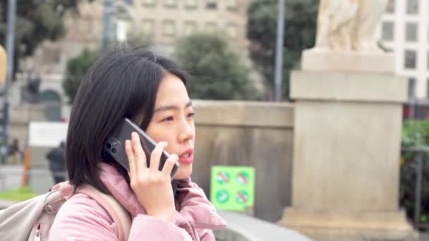 Una Chica Hablando Por Teléfono Calle Mujer Hablando Smartphone — Vídeos de Stock