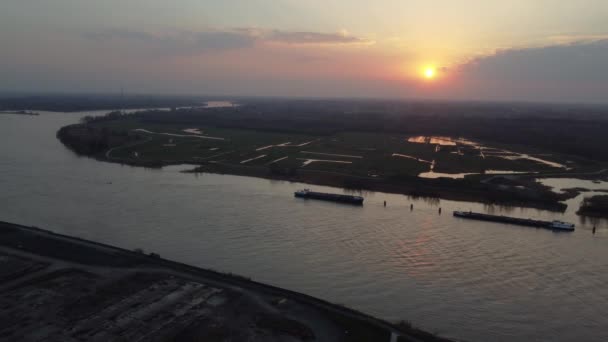 Sel Basmış Tarlalar Üzerinde Altın Gün Batımı Scheldt Nehrindeki Nakliye — Stok video