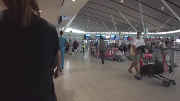 ケープタウン国際空港で出発ラウンジに入るのを待っている観光客 — ストック動画