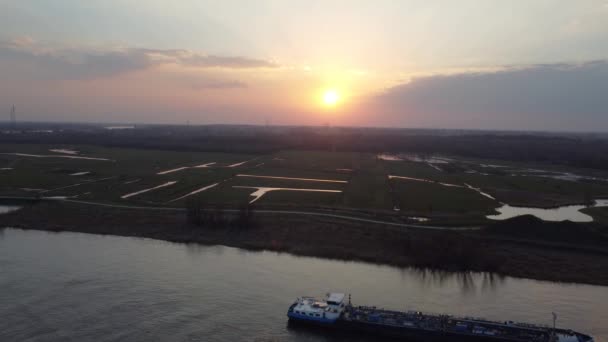 Dockade Transportbåtar Floden Scheldt Gyllene Solnedgång Flygfoto — Stockvideo