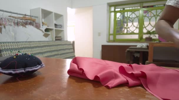 Cestovní Záběr Latinské Módní Švadleny Řezání Kus Růžové Tkaniny Nůžkami — Stock video