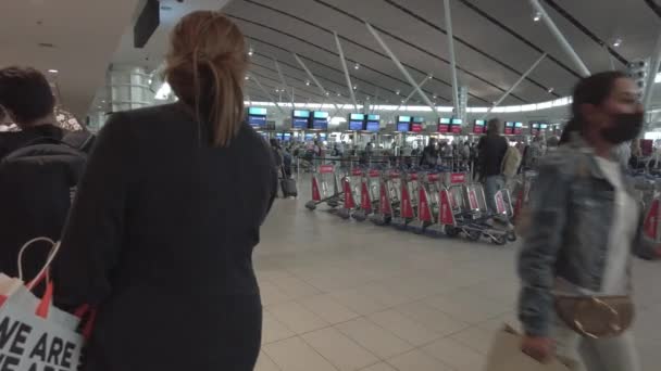 Επιβάτες Περιμένουν Στην Ουρά Για Περάσουν Από Έλεγχο Διαβατηρίων Στο — Αρχείο Βίντεο