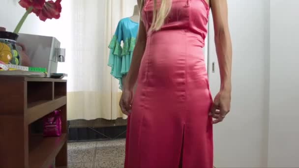 ラテンSeminstress取る測定上の小柄な女の子のパーティーガウン — ストック動画