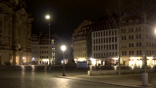 Neumarkt Iluminado Dresde Por Noche Con Peatones Ambulantes — Vídeo de stock