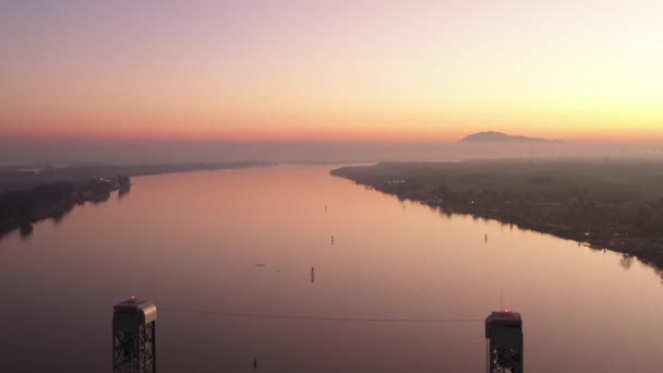 Sacramento River Northern California Bay Área Anochecer Drone Revés Revela — Vídeo de stock