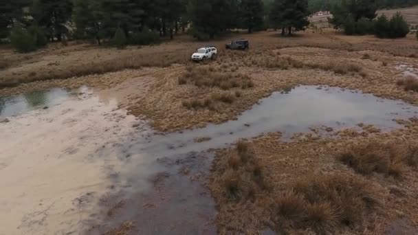 White Offroad Car Crossing Puddle Ans Splashes Water — Wideo stockowe