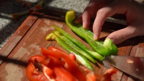 Person Slicing Green Bell Peppers Vertically Chopping Board Close — Vídeo de Stock