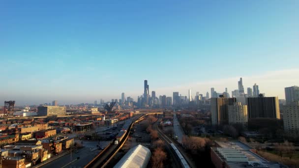 Commuter Train Heading Downtown City Chicago Aerial Drone — 비디오