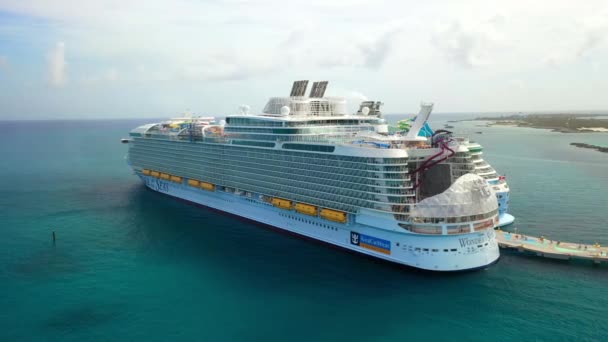 Brett Roterande Drönare Skott Wonder Seas Royal Caribbean Kryssningsfartyg Vid — Stockvideo