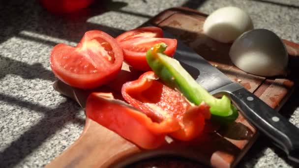 Slices Tomato Onion Red Green Bell Peppers Wooden Chopping Board — Stockvideo